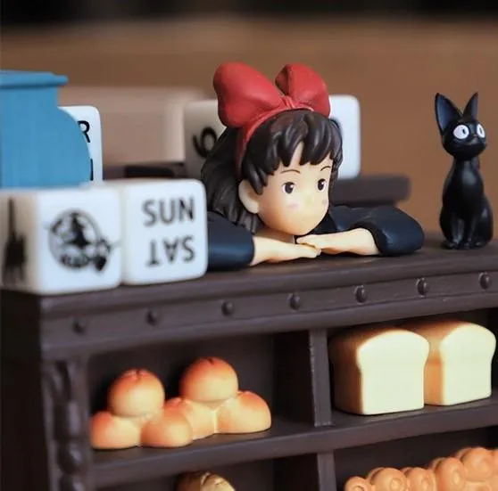 KIKI'S DELIVERY SERVICE - Kiki Salesclerk - Diorama & Calendar 11cm